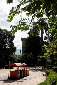 Los actuales jardines se asientan sobre la antigua parte norte del parque del Marqués de Figueroa, reservada en 1911 para la construcción de un inmueble.