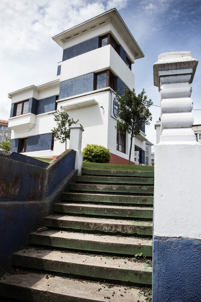 Localizada en A Corveira, Villa Lucinda es uno de los mejores ejemplos de arquitectura racionalista del concello, con elementos decorativos propios del Art Decó, habiendo sido diseñada por Santiago Rey Pedreira y José Caridad Mateo en los años treinta del siglo pasado.