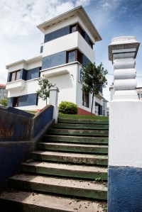 Localizada en A Corveira, Villa Lucinda es uno de los mejores ejemplos de arquitectura racionalista del concello, con elementos decorativos propios del Art Decó, habiendo sido diseñada por Santiago Rey Pedreira y José Caridad Mateo en los años treinta del siglo pasado.