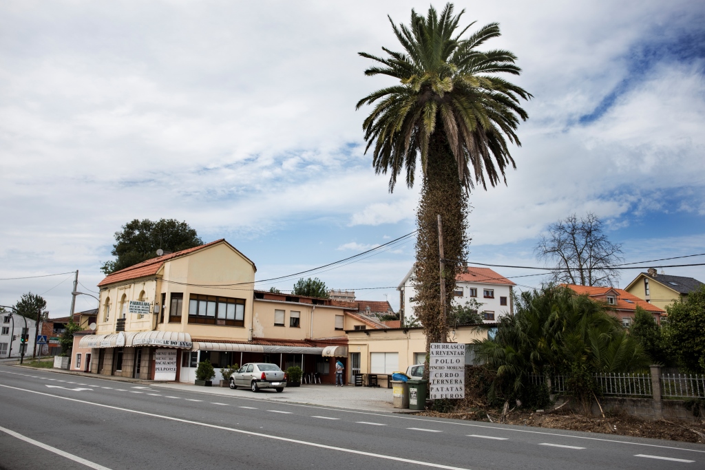 Se encuentra muy deteriorada esta vivienda desde el punto de vista estético dadas las reformas sufridas. Ubicada al pie de la carretera, la casa original es un pequeño espacio rectangular de dos plantas que hoy por hoy funciona como parrillada.