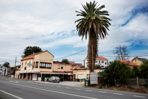 Se encuentra muy deteriorada esta vivienda desde el punto de vista estético dadas las reformas sufridas. Ubicada al pie de la carretera, la casa original es un pequeño espacio rectangular de dos plantas que hoy por hoy funciona como parrillada.