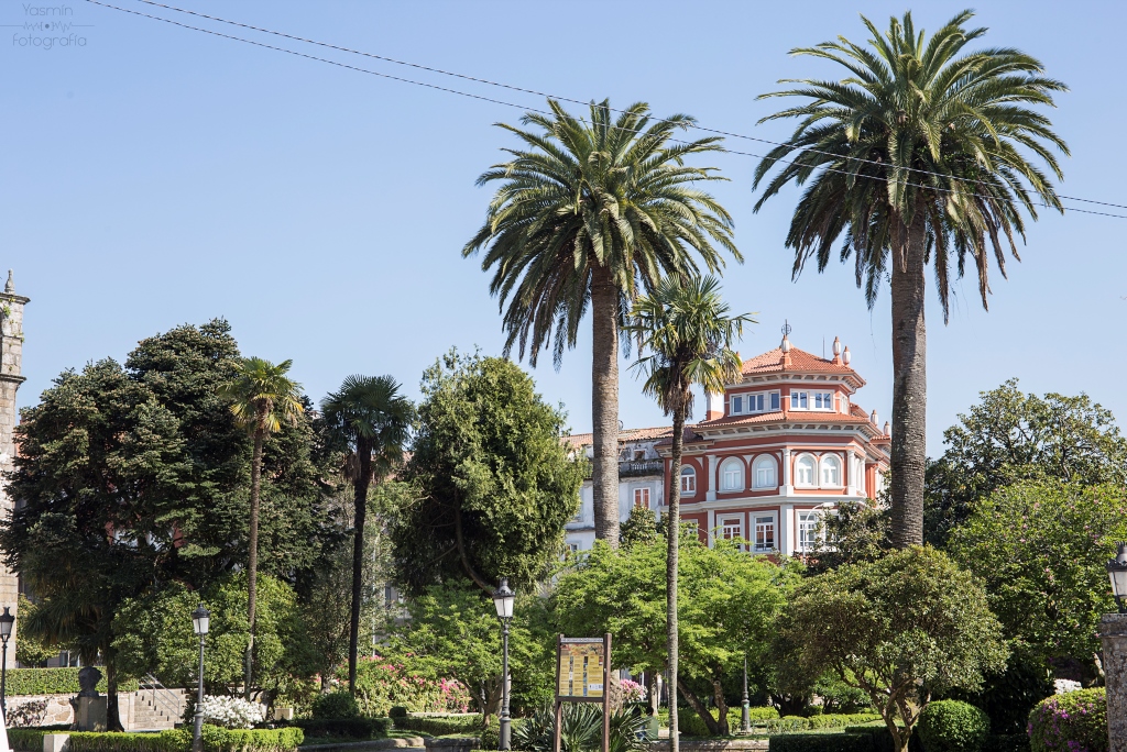 La efigie homenajea al escultor del siglo XVIII, que trabajó en la corte de Fernando VI. Fue promovida por el diputado Romero Ortiz e inaugurada junto con los jardines en 1876.