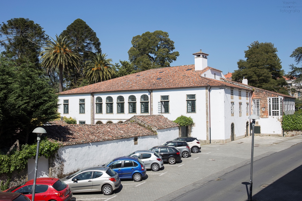 Conocido también como Huerta del Marqués este pazo se encuentra situado en una gran finca en el centro de la villa. El inmueble actual parece una reforma efectuada en un estilo ecléctico neobarroco sobre el antiguo pazo del siglo XVIII, y destacando especialmente la galería de la fachada sur, de gusto modernista.