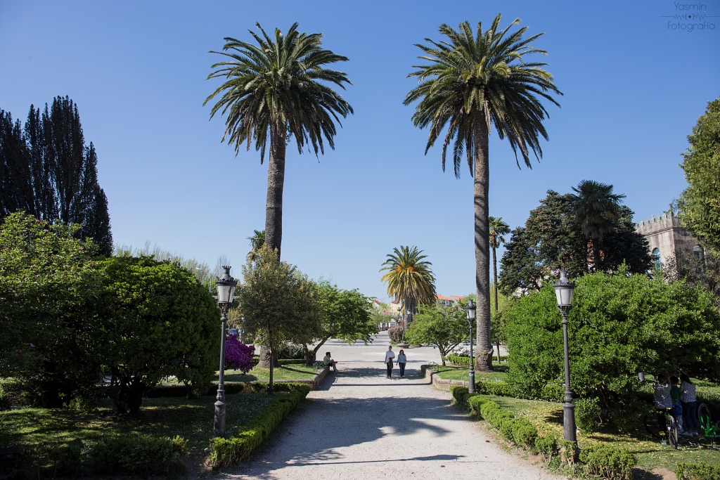 La efigie homenajea al escultor del siglo XVIII, que trabajó en la corte de Fernando VI. Fue promovida por el diputado Romero Ortiz e inaugurada junto con los jardines en 1876.