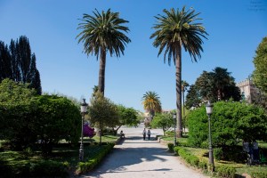 La efigie homenajea al escultor del siglo XVIII, que trabajó en la corte de Fernando VI. Fue promovida por el diputado Romero Ortiz e inaugurada junto con los jardines en 1876.