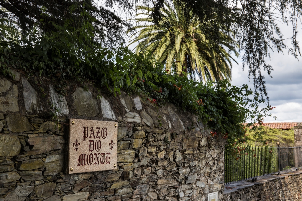 Los orígenes de esta propiedad se remontan a 1730-40 cuando Pedro Bermúdez de Mandiá comienza la construcción del complejo, que finalizaría en 1780 su hijo y heredero José María Bermúdez de Mandiá y Pardiñas-Villardefrancos.