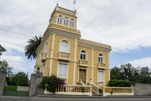 El volumen se ubica en el lugar de Rato, en la parroquia de A Devesa. Promovido en 1924 en estilo ecléctico por Ramón Maseda Villamil, combina recursos clásicos en las fachadas con un sotabanco colonial y otros elementos de variada procedencia, destacando la presencia de la torre en el conjunto.