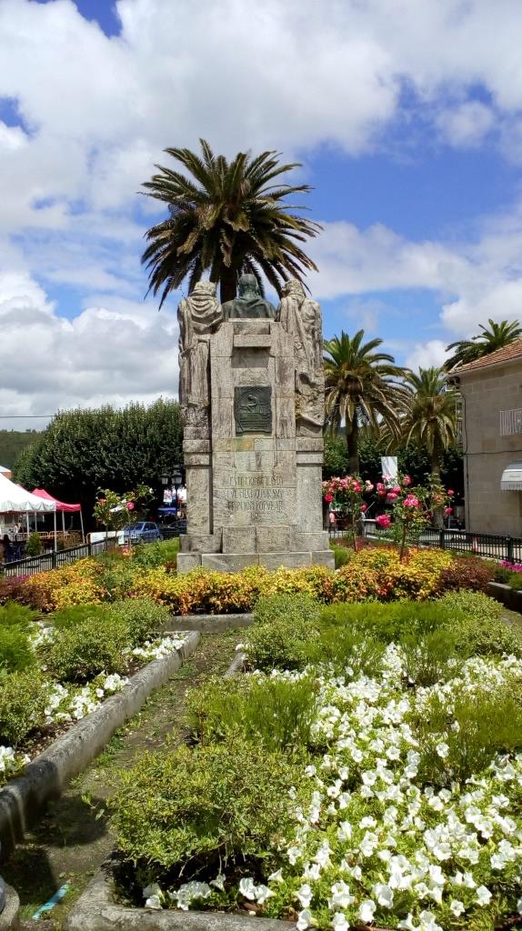 Ocupa este espacio el núcleo de la localidad junto con la contigua Plaza de España. Homenajea al sacerdote Domingo Blanco Lage, descubridor de las aguas de Mondariz hacia el año 1862.