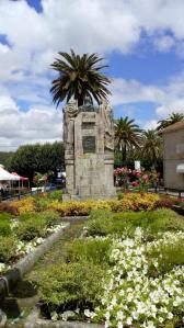 Ocupa este espacio el núcleo de la localidad junto con la contigua Plaza de España. Homenajea al sacerdote Domingo Blanco Lage, descubridor de las aguas de Mondariz hacia el año 1862.