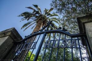 Situada en el corazón del rural barrio de Ribadavia, la zona ha ido sufriendo la presión urbanística de la ciudad.