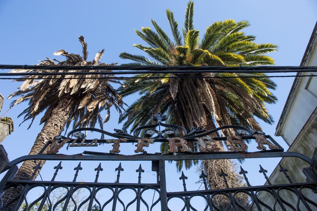 Gran ejemplo de residencia para la clase alta situada a las afueras de la localidad, que con el paso del tiempo se ha visto absorbida por el crecimiento demográfico y la presión urbanística.