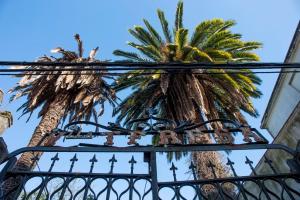 Gran ejemplo de residencia para la clase alta situada a las afueras de la localidad, que con el paso del tiempo se ha visto absorbida por el crecimiento demográfico y la presión urbanística.