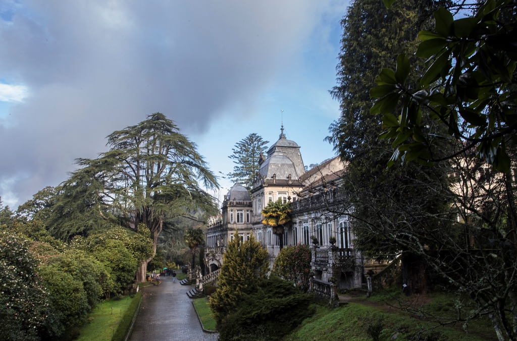 Con al menos cinco siglos de antigüedad, el Pazo de Lourizán es una propiedad enfocada principalmente hacia el uso agropecuario hasta su adquisición a finales del siglo XIX por el político gallego Eugenio Montero Ríos.