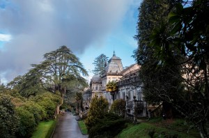 Con al menos cinco siglos de antigüedad, el Pazo de Lourizán es una propiedad enfocada principalmente hacia el uso agropecuario hasta su adquisición a finales del siglo XIX por el político gallego Eugenio Montero Ríos.