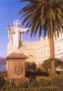 La historia de este espacio comienza en el año 1888, cuando el político Eugenio Montero Ríos construye la iglesia de los Placeres, donde actualmente reposan sus restos, y muy cerca de esta un pabellón de invitados para aquellos que visitaban el Pazo de Lourizán.