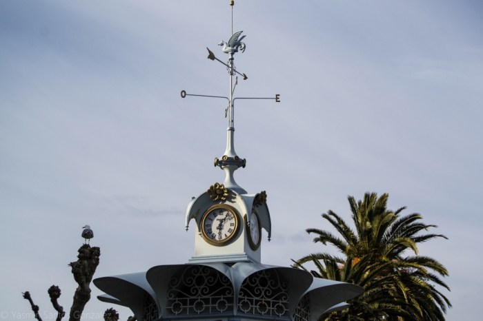El espacio rinde homenaje al indiano Félix Soage Villarino, que sufragó la construcción del mercado y la restauración de la colegiata a principios del siglo XX, entre otras cosas.