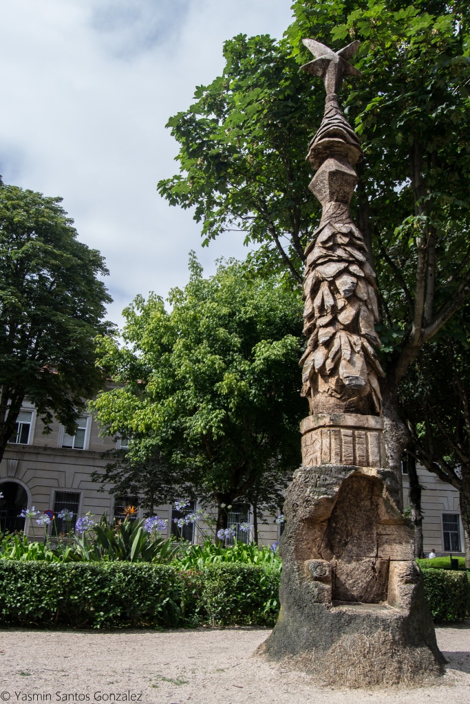 Este Despedida, realizado en granito en 1966 y situado muy próximo a la Alameda, representa a una madre con sus tres hijos contemplando la marcha del marido a la emigración.