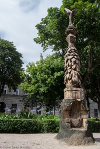 Este Despedida, realizado en granito en 1966 y situado muy próximo a la Alameda, representa a una madre con sus tres hijos contemplando la marcha del marido a la emigración.