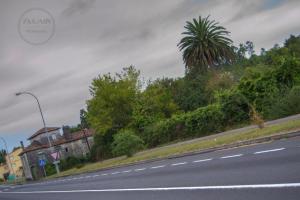 En plena carretera nacional, entre las localidades de Santiago de Compostela y Padrón podemos ver esta sencilla villa campestre.