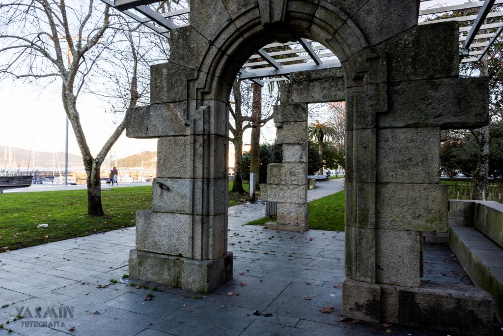 La historia de los Jardines de As Avenidas comienza a finales del siglo XIX cuando la Junta de Obras del Puerto edifica en el relleno del Arenal su nueva sede administrativa, rodeada de un espacio ajardinado.