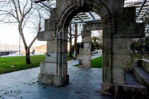 La historia de los Jardines de As Avenidas comienza a finales del siglo XIX cuando la Junta de Obras del Puerto edifica en el relleno del Arenal su nueva sede administrativa, rodeada de un espacio ajardinado.