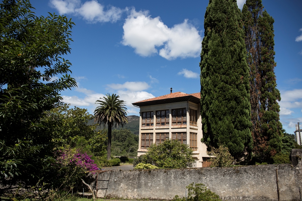 Nos encontramos ante uno de los mejores ejemplos de arquitectura indiana de Galicia, situado en la parroquia de Magazos. Promovida en el año 1927 por el emigrante en Cuba Antonio Pernas Corral, la vivienda es de estilo regionalista, constando de cuatro plantas.