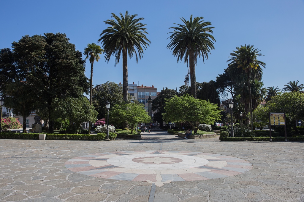 La efigie homenajea al escultor del siglo XVIII, que trabajó en la corte de Fernando VI. Fue promovida por el diputado Romero Ortiz e inaugurada junto con los jardines en 1876.