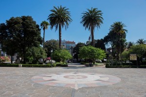 La efigie homenajea al escultor del siglo XVIII, que trabajó en la corte de Fernando VI. Fue promovida por el diputado Romero Ortiz e inaugurada junto con los jardines en 1876.