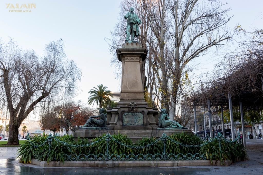 La historia de los Jardines de As Avenidas comienza a finales del siglo XIX cuando la Junta de Obras del Puerto edifica en el relleno del Arenal su nueva sede administrativa, rodeada de un espacio ajardinado.