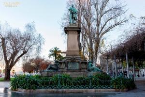 La historia de los Jardines de As Avenidas comienza a finales del siglo XIX cuando la Junta de Obras del Puerto edifica en el relleno del Arenal su nueva sede administrativa, rodeada de un espacio ajardinado.