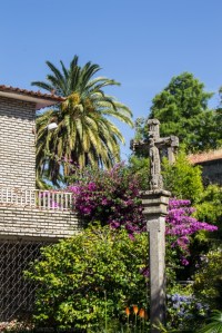 Entre la playa de Compostela y la vía del tren que une Vilagarcía con Carril se encuentra una curiosa propiedad con uno de los jardines botánicos privados más importantes de Galicia.