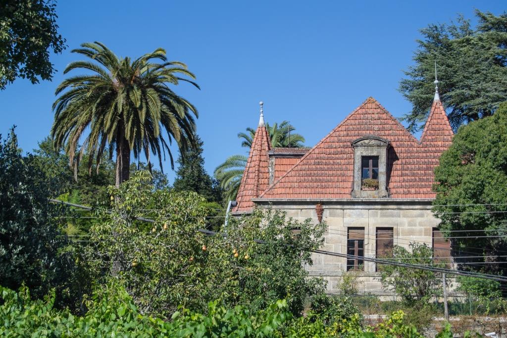 Se encuentra este palacete en una finca de grandes proporciones encerrada entre la carretera nacional que se dirige a Vigo y la vía del tren, en la rúa Subida a la Estación.