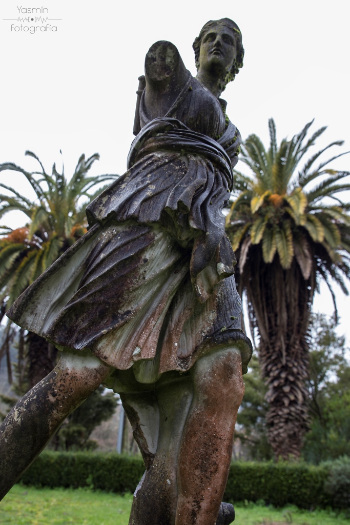 Con al menos cinco siglos de antigüedad, el Pazo de Lourizán es una propiedad enfocada principalmente hacia el uso agropecuario hasta su adquisición a finales del siglo XIX por el político gallego Eugenio Montero Ríos.