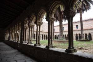 En el siglo XIV la orden franciscana edifica, en la ladera de Montealegre, un convento que en 1843 será transformado en cuartel de infantería, funcionando así hasta 1984.