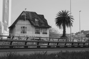El industrial coruñés Enrique Carnicero Ríos, propietario de un vivero de ostras en la ría, encargará el diseño de su chalé a su amigo Rafael González Villar, autor de algunos de los inmuebles más importantes de la ciudad herculina.