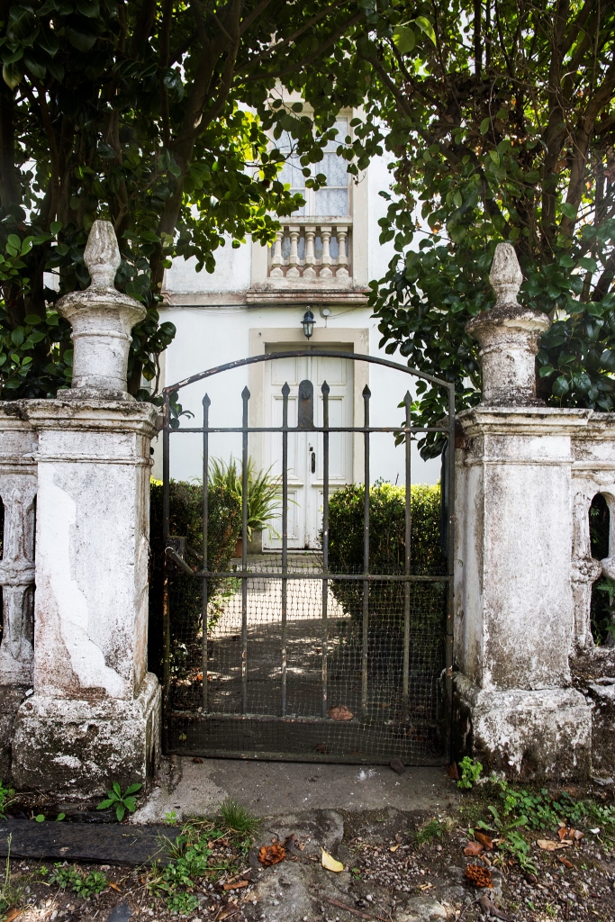 En la parroquia de Perlío podemos observar este curioso conjunto compuesto por dos villas, muy próximas entre sí, levantadas por el indiano Antonio Porto Saavedra.