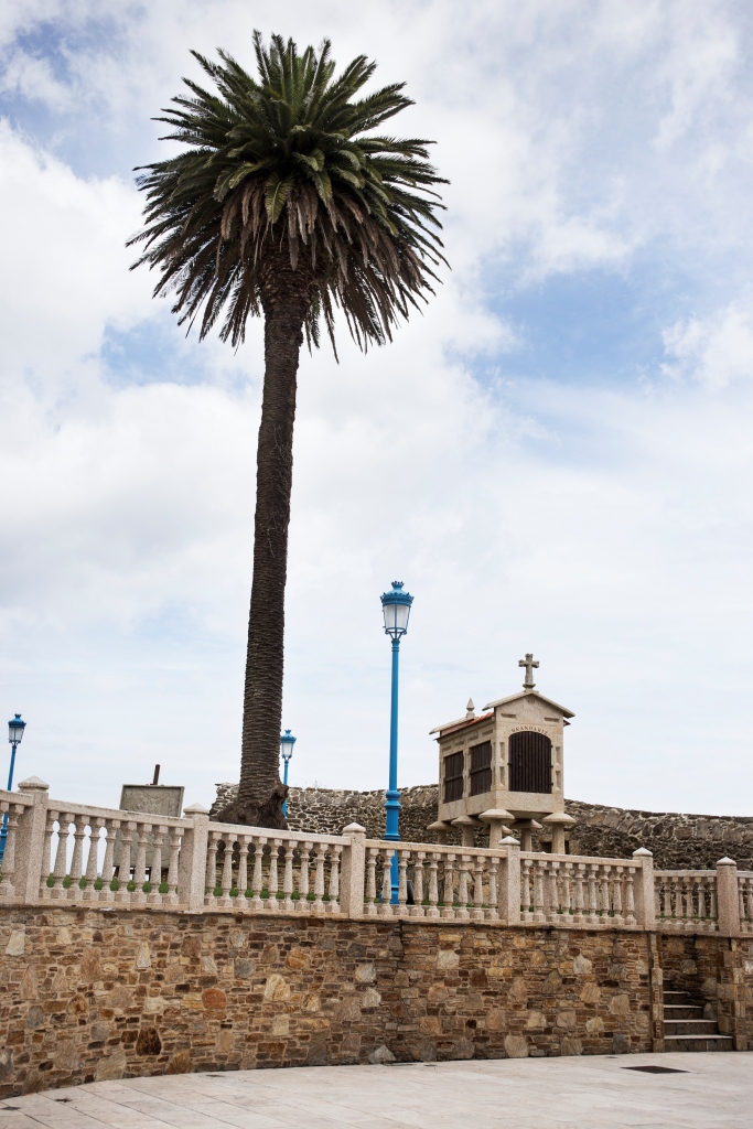 Se encuentra esta propiedad junto a la pista del aeropuerto de Alvedro y ante la carretera nacional.