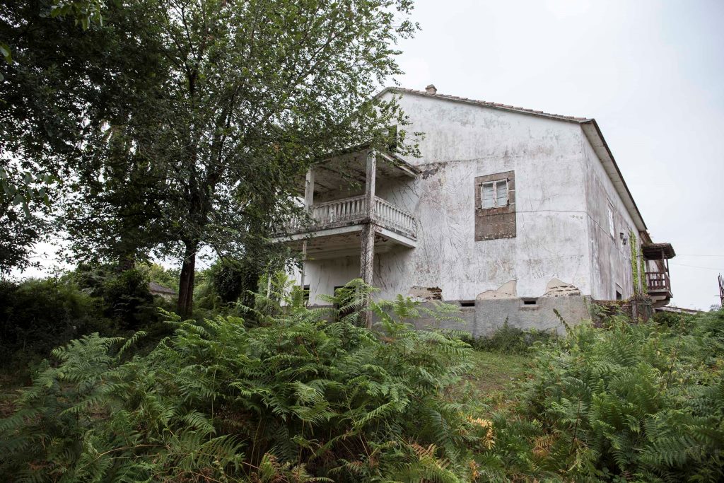 En el lugar de Bañobre y muy próximo al Pazo de San Paio se encuentra este otro de más humilde factura, quizá más destinado a la producción agropecuaria. Su origen parece estar relacionado con el vínculo creado por Lope García de Vilousaz y María Ares de Figueroa. El conjunto ha sufrido grandes modificaciones debido a los cambios en la propiedad de los terrenos, sin embargo todavía es apreciable el espacio original.