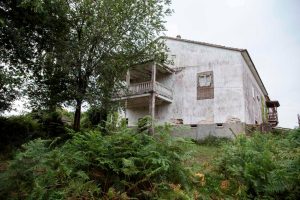 En el lugar de Bañobre y muy próximo al Pazo de San Paio se encuentra este otro de más humilde factura, quizá más destinado a la producción agropecuaria. Su origen parece estar relacionado con el vínculo creado por Lope García de Vilousaz y María Ares de Figueroa. El conjunto ha sufrido grandes modificaciones debido a los cambios en la propiedad de los terrenos, sin embargo todavía es apreciable el espacio original.