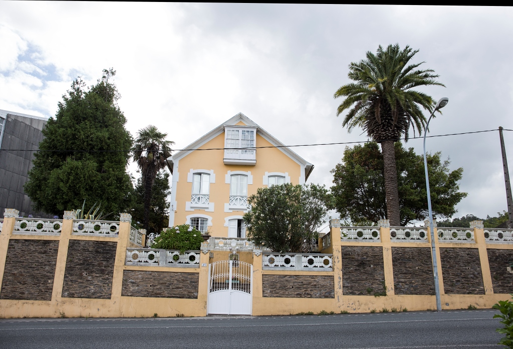A las afueras de Fene y junto a la carretera podemos encontrar esta impresionante villa, cuya probable vinculación indiana se nos escapa.