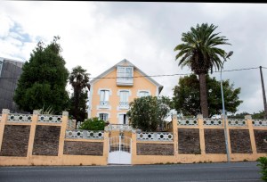 A las afueras de Fene y junto a la carretera podemos encontrar esta impresionante villa, cuya probable vinculación indiana se nos escapa.