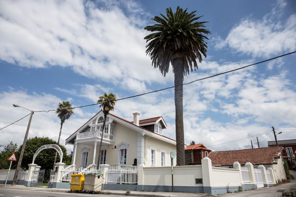 Recibe su nombre esta vivienda, situada en la carretera de la Palma, de una florista que residía en la misma, si bien fue promovida por Víctor Borrás. De planta casi cuadrada y pequeño tamaño, la vivienda se distribuye en tres alturas.