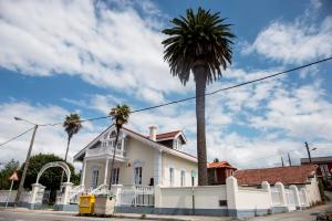 Recibe su nombre esta vivienda, situada en la carretera de la Palma, de una florista que residía en la misma, si bien fue promovida por Víctor Borrás. De planta casi cuadrada y pequeño tamaño, la vivienda se distribuye en tres alturas.