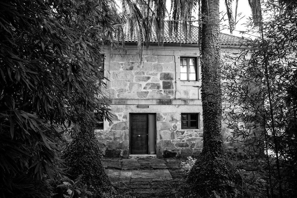 Situado en la carretera de Lestido este inmueble de sótano y planta baja está acondicionado actualmente como vivienda.