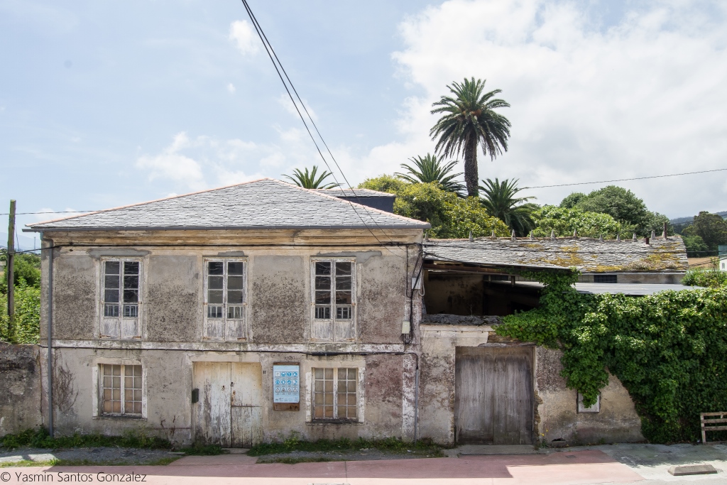 Se sitúa esta villa en la rúa Segundo Moreno Barcia, a las afueras de la localidad, dando su fachada principal a la carretera y disponiendo en la parte trasera de una gran finca e incluso un pequeño río.