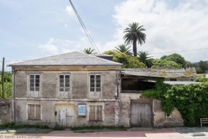 Se sitúa esta villa en la rúa Segundo Moreno Barcia, a las afueras de la localidad, dando su fachada principal a la carretera y disponiendo en la parte trasera de una gran finca e incluso un pequeño río.