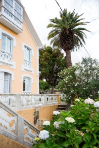 A las afueras de Fene y junto a la carretera podemos encontrar esta impresionante villa, cuya probable vinculación indiana se nos escapa.