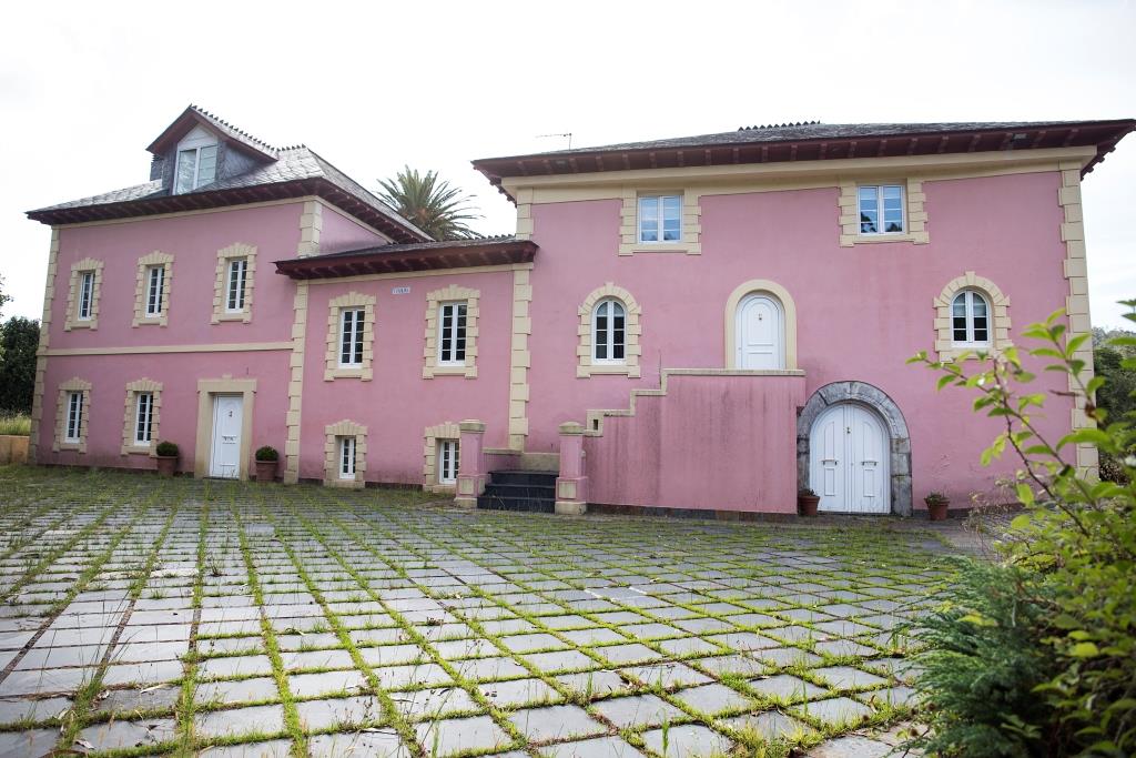 Se encuentra este pazo en el corazón de la parroquia de Couzadoiro, lugar que destaca por el fuerte movimiento migratorio sufrido y los numerosos indianos retornados.