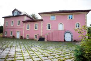 Se encuentra este pazo en el corazón de la parroquia de Couzadoiro, lugar que destaca por el fuerte movimiento migratorio sufrido y los numerosos indianos retornados.