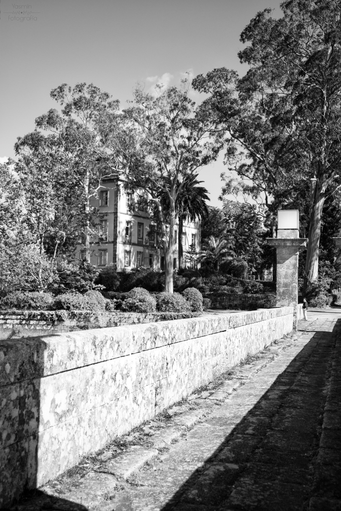 En 1838 comienza la urbanización de las islas de San Simón y San Antón para la construcción de un lazareto, siendo el proyecto original del ingeniero Alejo Andrade Yáñez y el adjudicatario de las obras Norberto Velázquez Moreno.